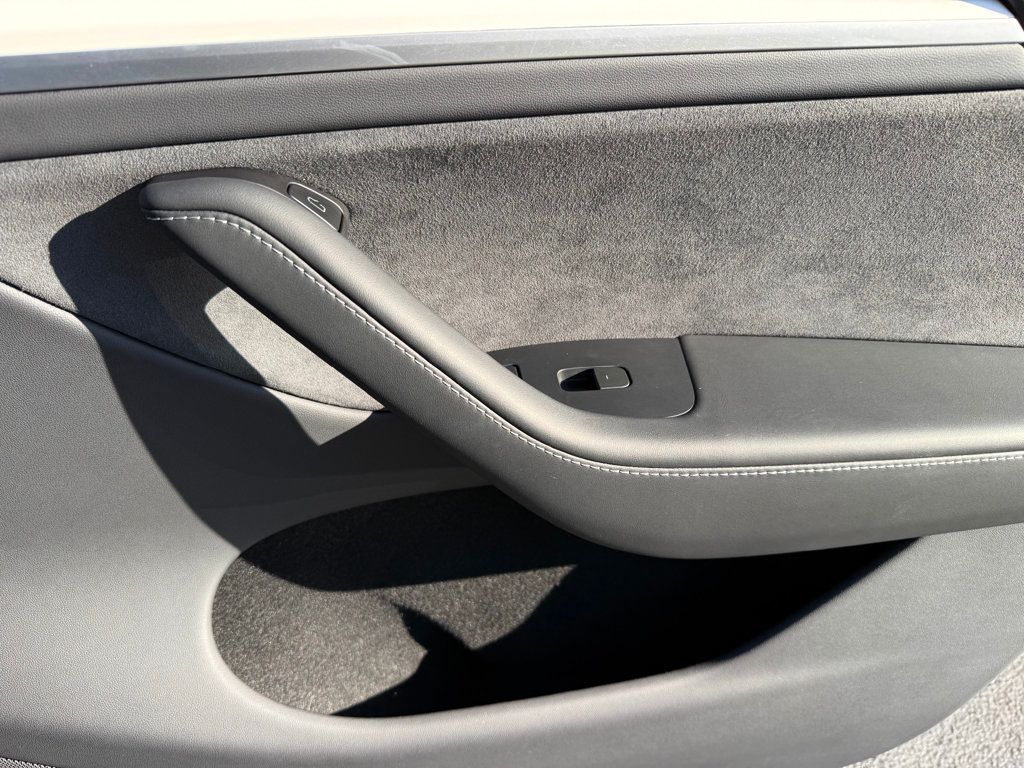 2024 Tesla Model Y Long Range AWD - 22945053 - 34