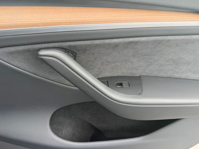 2024 Tesla Model Y Long Range AWD - 23043360 - 31