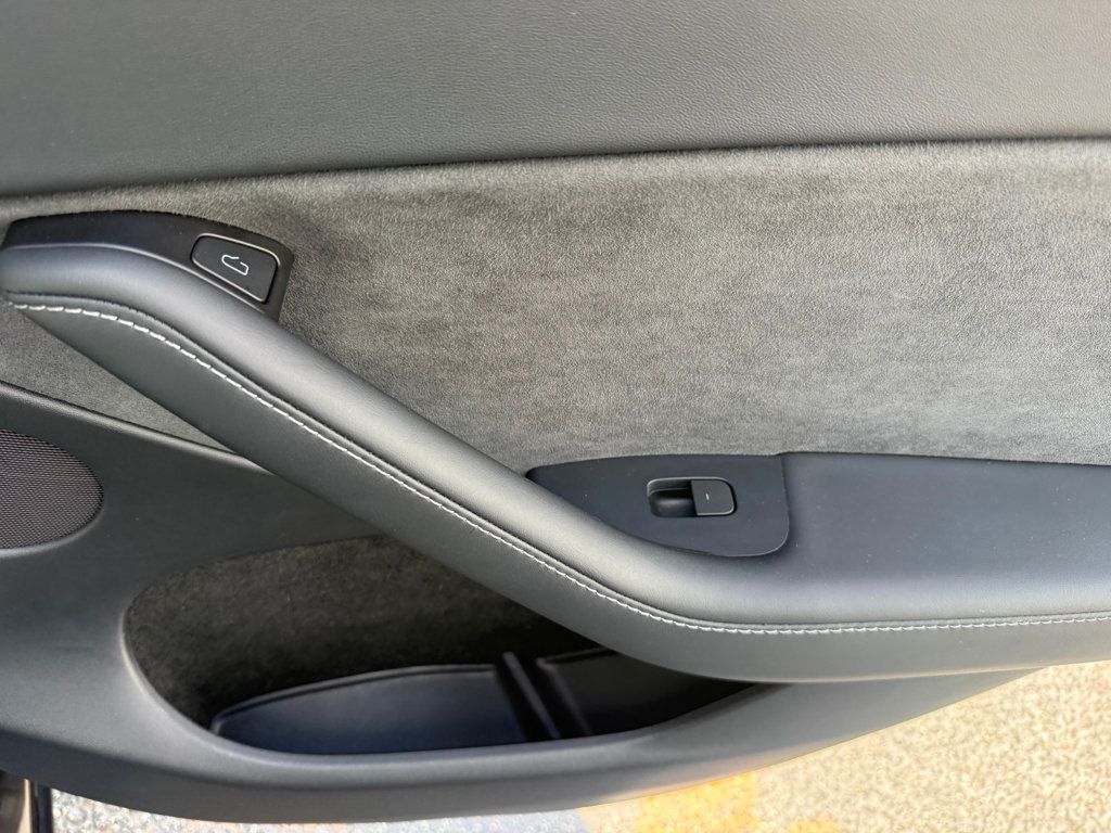 2024 Tesla Model Y **Long Range AWD 7 PASSENGERS** - 22994434 - 27