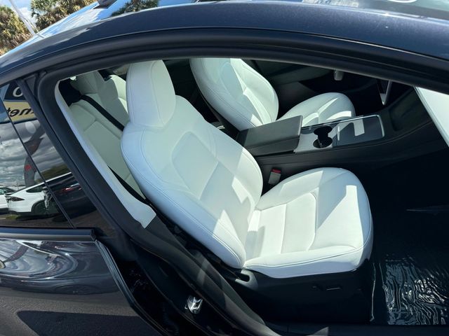 2024 Tesla Model Y **Long Range AWD 7 PASSENGERS** - 22994434 - 28