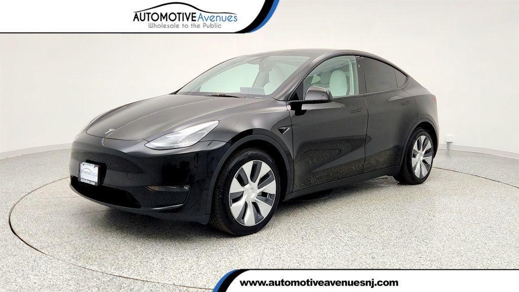 2024 Tesla Model Y Long Range AWD with 7 Seat White & Black Premium Interior - 22969693 | Video 1