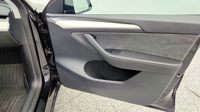 2024 Tesla Model Y Long Range AWD with 7 Seat White & Black Premium Interior - 22969693 - 31