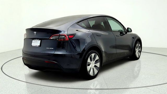 2024 Tesla Model Y Long Range AWD w/ White & Black Premium Interior - 23053785 - 4