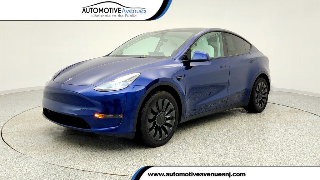 2024 Tesla Model Y RWD *Ltd Avail* with White & Black Premium Interior - 22967932 | Video 1