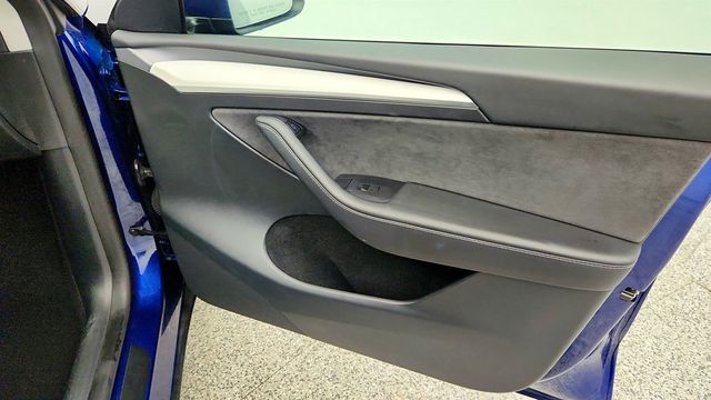 2024 Tesla Model Y RWD *Ltd Avail* with White & Black Premium Interior - 22967932 - 27