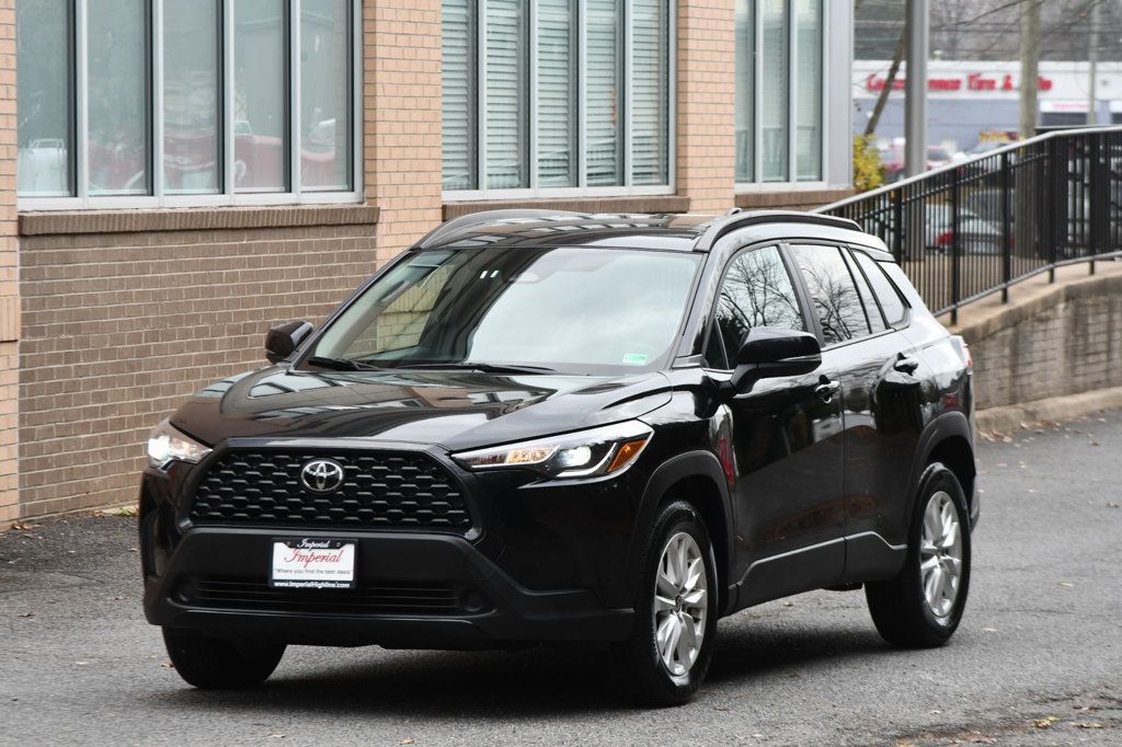 2024 Toyota Corolla Cross LE photo 3