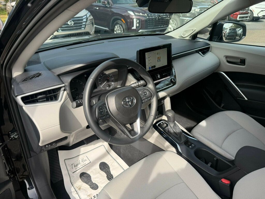 2024 Toyota Corolla Cross LE photo 2