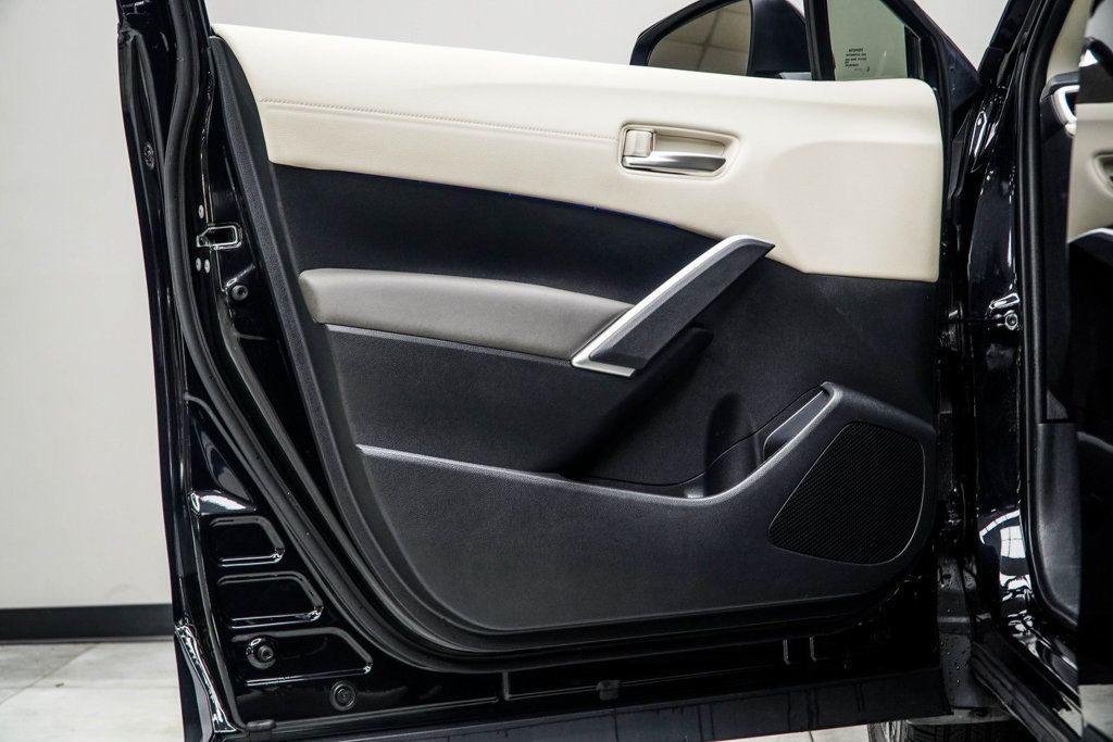 2024 Toyota Corolla Cross XLE photo 28