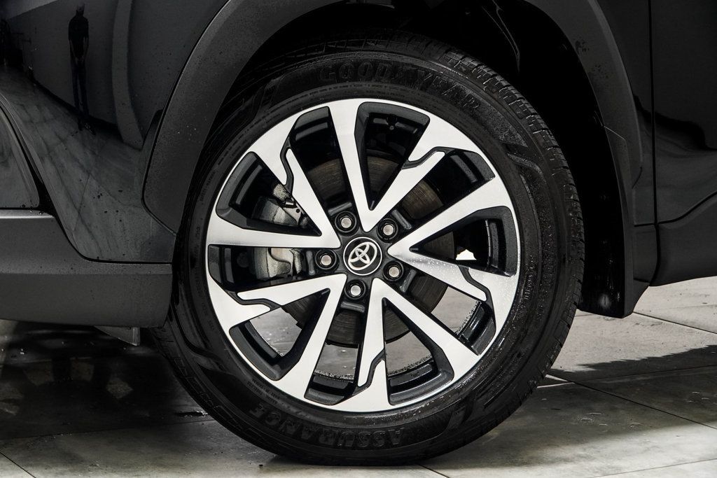 2024 Toyota Corolla Cross XLE photo 3