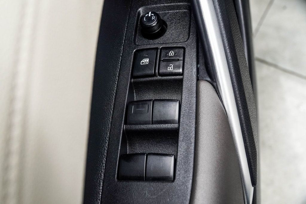 2024 Toyota Corolla Cross XLE photo 29
