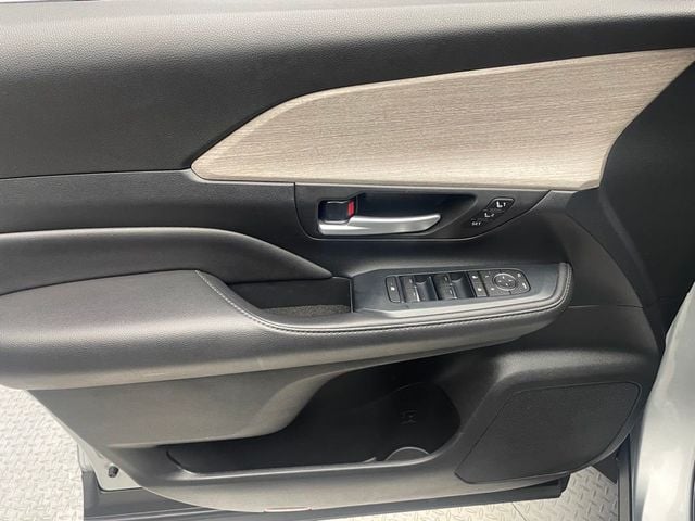2024 Toyota Grand Highlander Limited AWD - 23010305 - 8