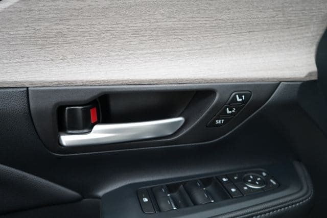 2024 Toyota Grand Highlander XLE - 23079505 - 9