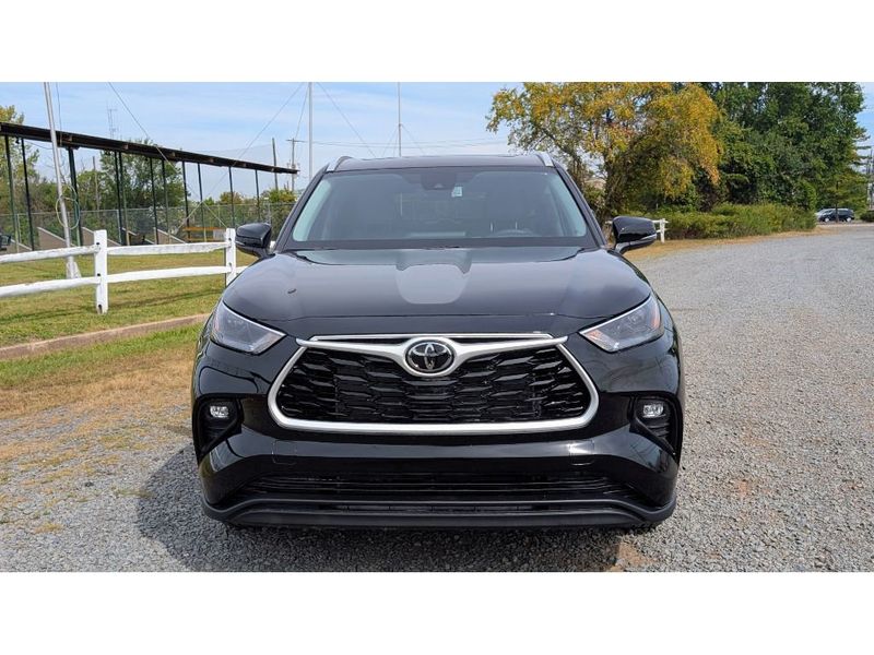 2024 Toyota Highlander XLE photo 2