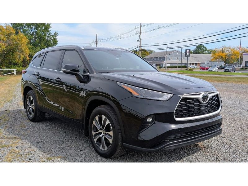 2024 Toyota Highlander XLE photo 3