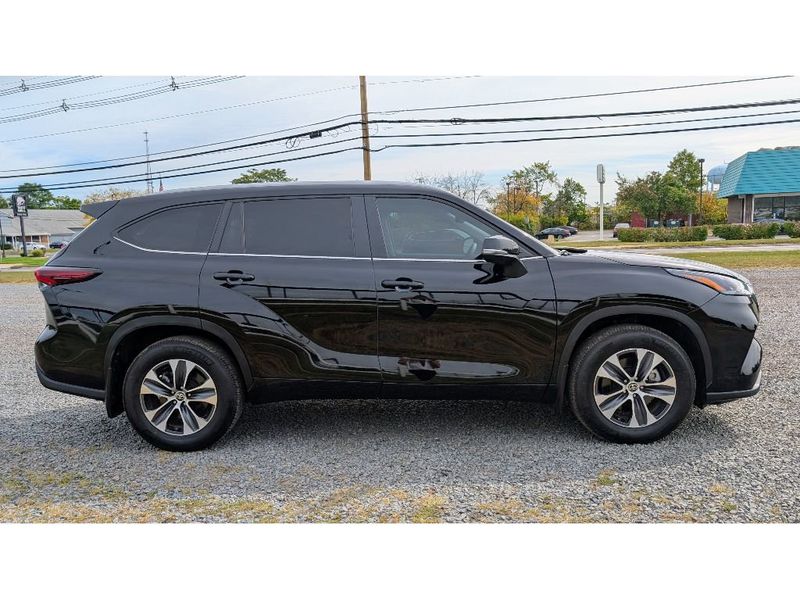2024 Toyota Highlander XLE photo 8