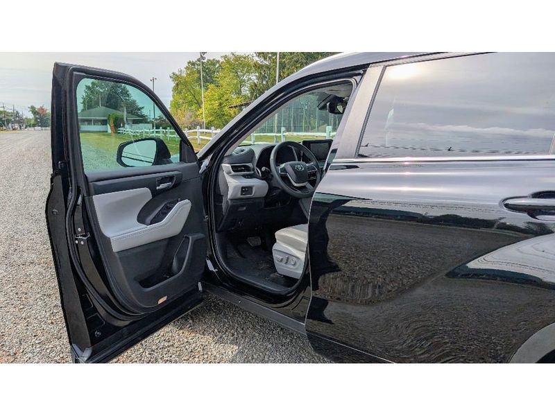 2024 Toyota Highlander XLE photo 9