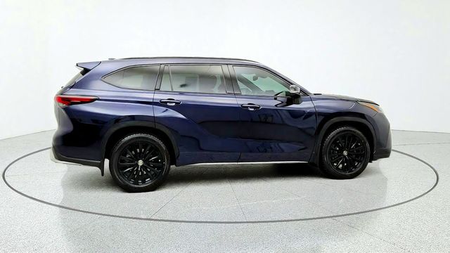 2024 Toyota Highlander XSE FWD w/ Red Leather-Trimmed Seats - 23098936 - 3