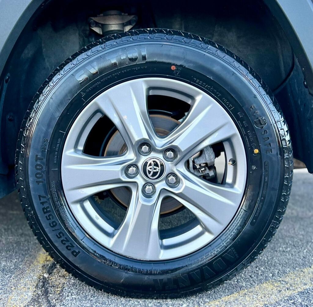 2024 Toyota RAV4 Hybrid XLE photo 26