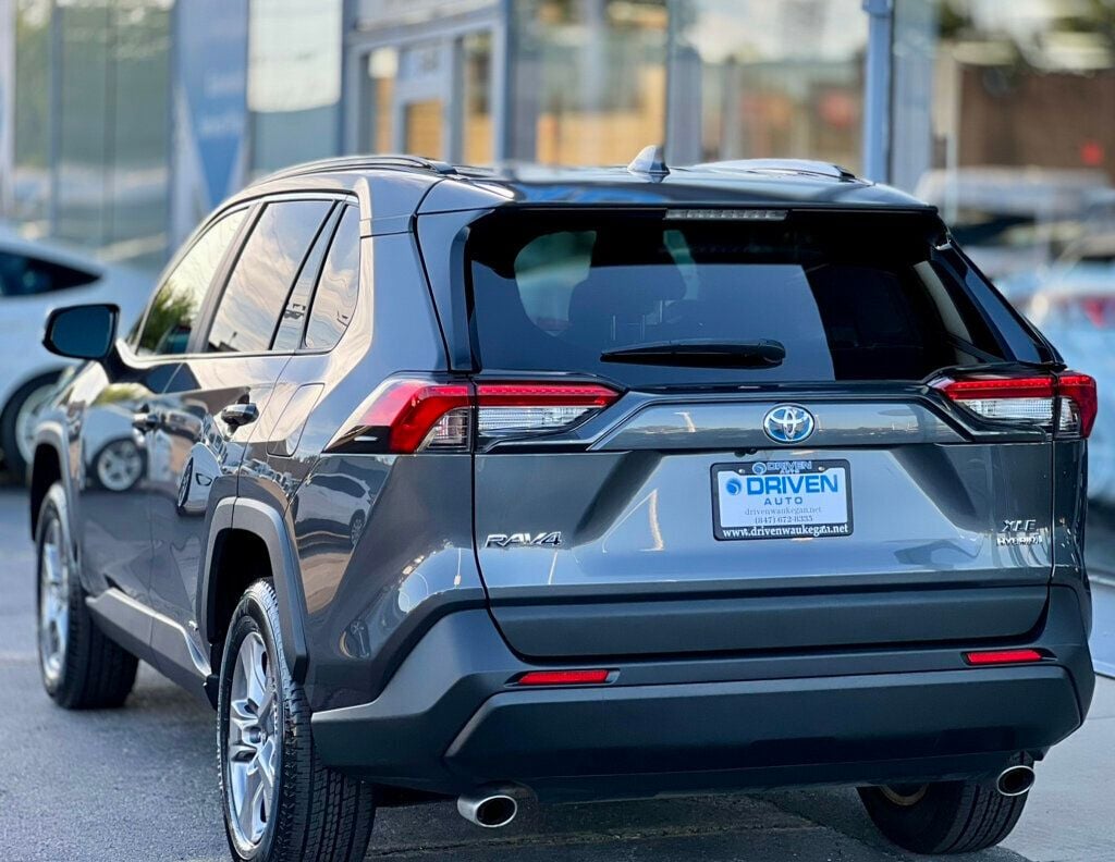 2024 Toyota RAV4 Hybrid XLE photo 2