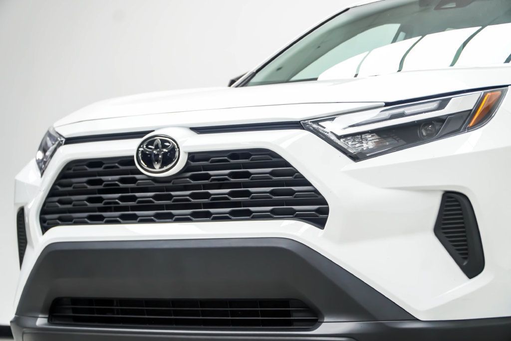 Toyota RAV4 photo 2