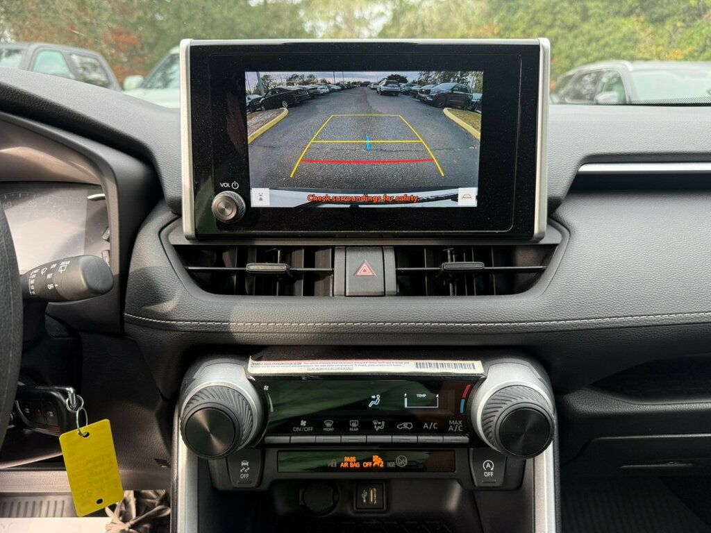 2024 Toyota RAV4 LE photo 4