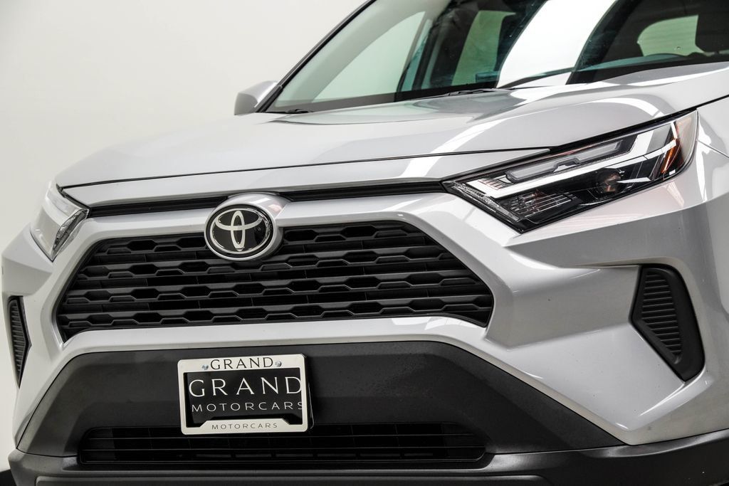 Toyota RAV4 photo 2