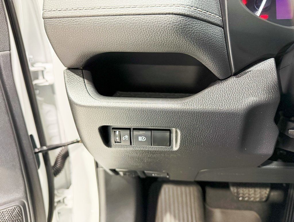 2024 Toyota RAV4 XLE photo 13