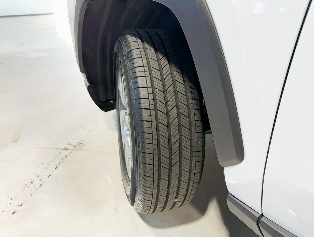 2024 Toyota RAV4 XLE photo 3