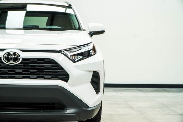 2024 Toyota RAV4 XLE photo 3