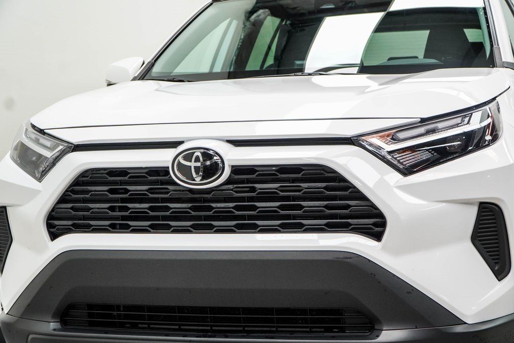 2024 Toyota RAV4 XLE photo 2