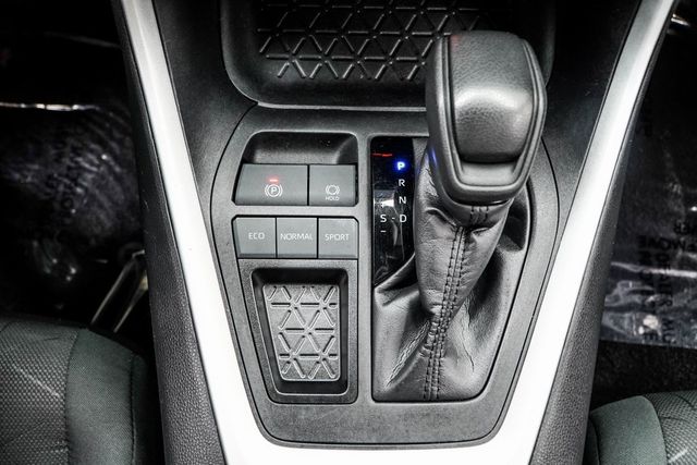 2024 Toyota RAV4 XLE FWD - 22869401 - 19