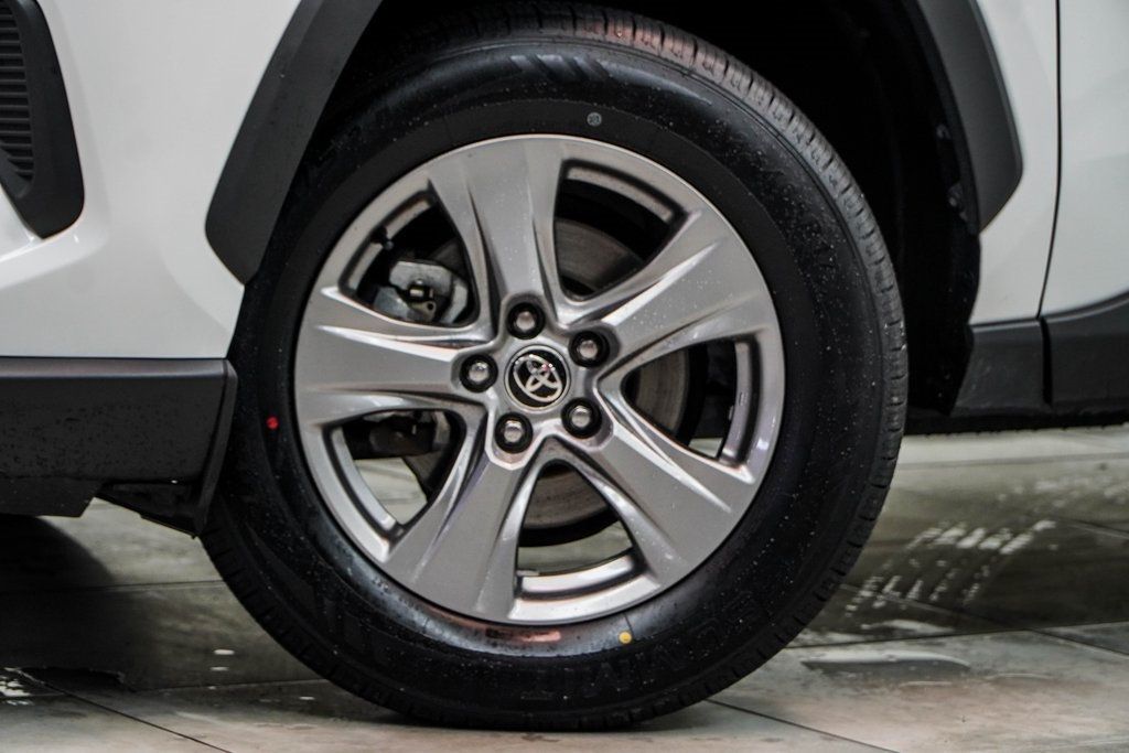 2024 Toyota RAV4 XLE photo 3