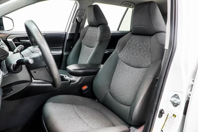 2024 Toyota RAV4 XLE FWD - 22869401 - 35