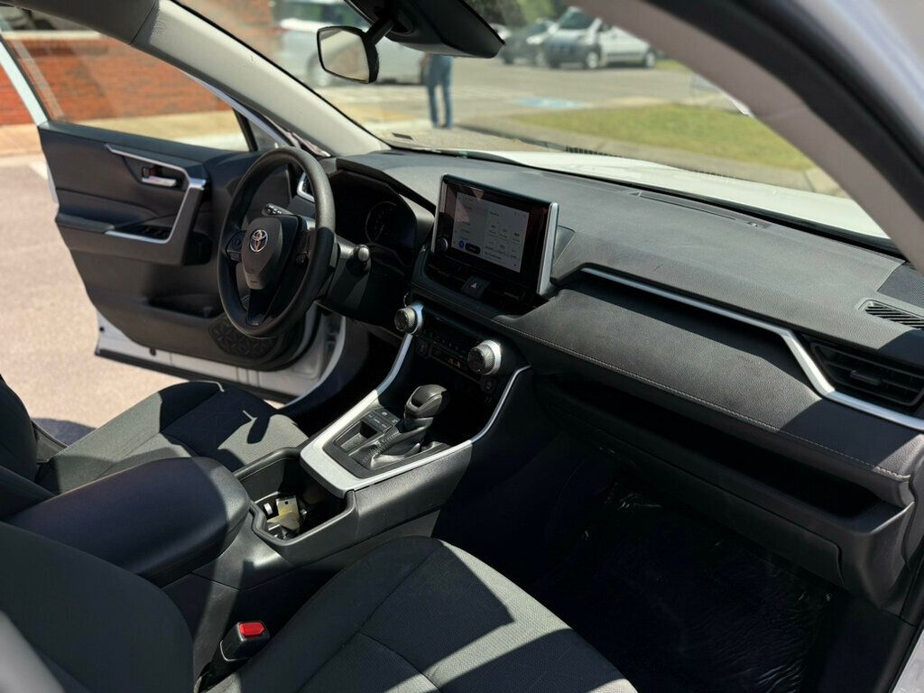 2024 Toyota RAV4 XLE photo 8
