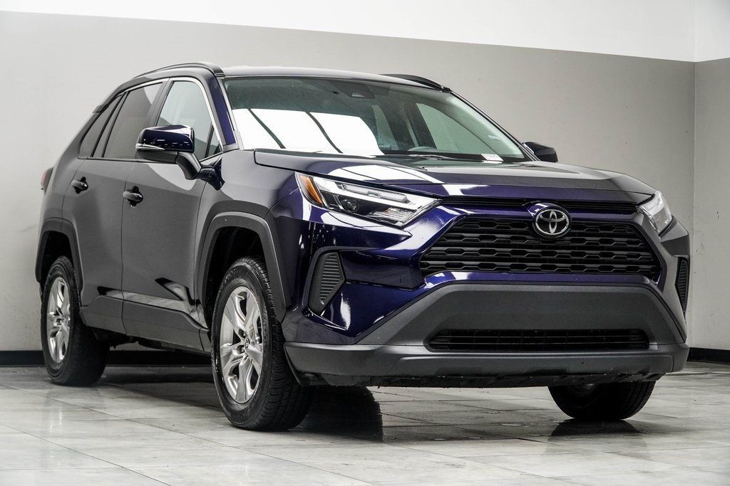 2024 Toyota RAV4 XLE photo 3