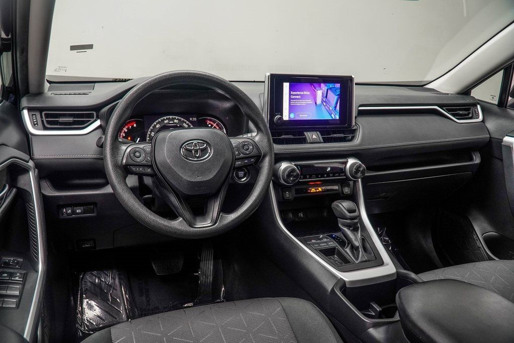 2024 Toyota RAV4 XLE photo 4
