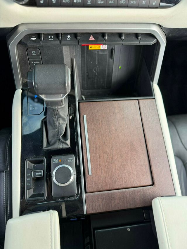 2024 Toyota Sequoia Capstone 4WD - 23043718 - 17