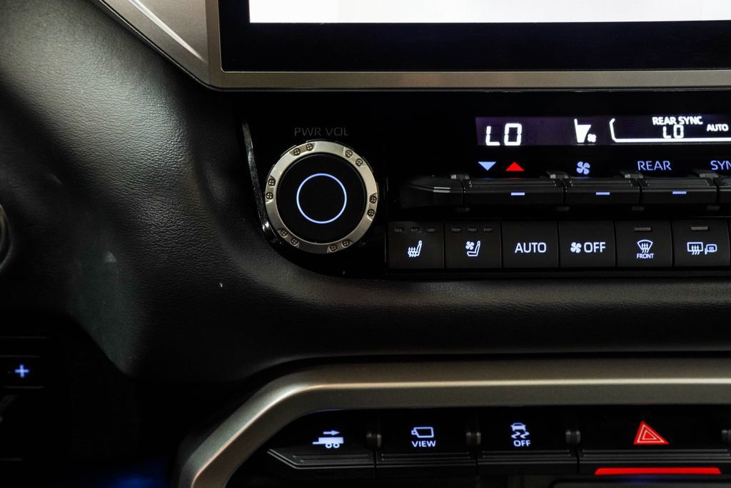 Toyota Sequoia photo 29