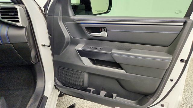 2024 Toyota Sequoia Platinum 4WD w/ Power Extending Running Boards & Head-Up Display - 23035146 - 23