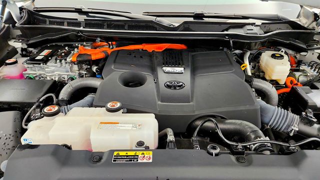 2024 Toyota Sequoia Platinum 4WD w/ Power Extending Running Boards & Head-Up Display - 23035146 - 24
