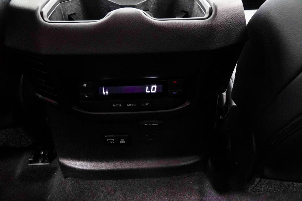 Toyota Sequoia photo 25