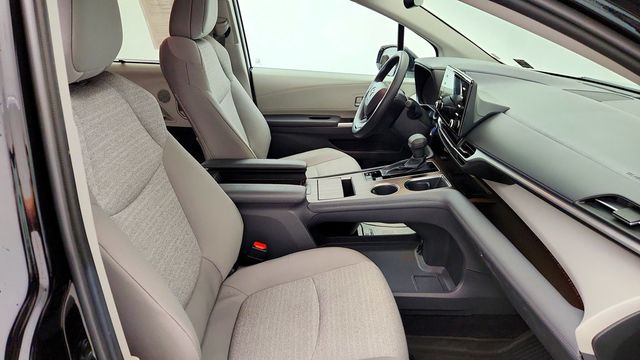 2024 Toyota Sienna LE AWD 8-Seater w/ Plus Package & Moonroof - 23089221 - 23