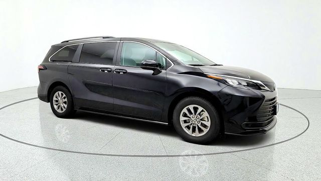 2024 Toyota Sienna LE AWD 8-Seater w/ Plus Package & Moonroof - 23089221 - 2