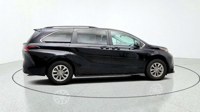 2024 Toyota Sienna LE AWD 8-Seater w/ Plus Package & Moonroof - 23089221 - 3