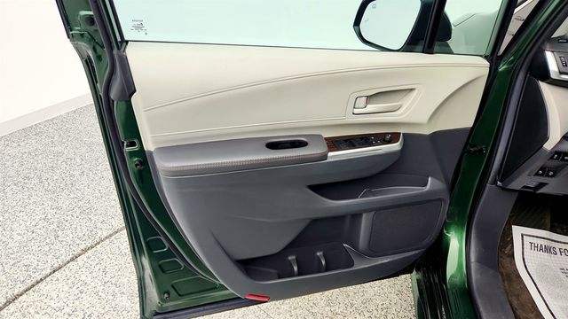 2024 Toyota Sienna LE w/ 8-Person Seating, Power Sliding Doors & Tri-Zone Climate - 23000132 - 9