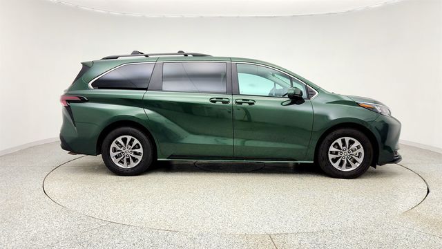 2024 Toyota Sienna LE w/ 8-Person Seating, Power Sliding Doors & Tri-Zone Climate - 23000132 - 3