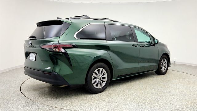 2024 Toyota Sienna LE w/ 8-Person Seating, Power Sliding Doors & Tri-Zone Climate - 23000132 - 4