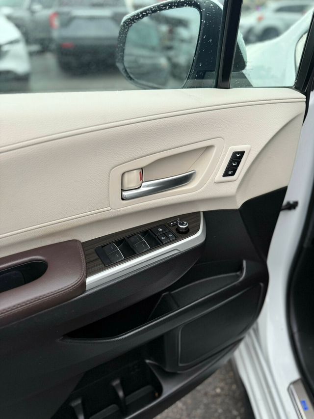 2024 Toyota Sienna Platinum FWD 7-Passenger - 22946809 - 19