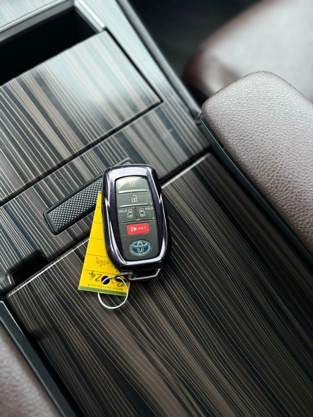 2024 Toyota Sienna Platinum FWD 7-Passenger - 22946809 - 25