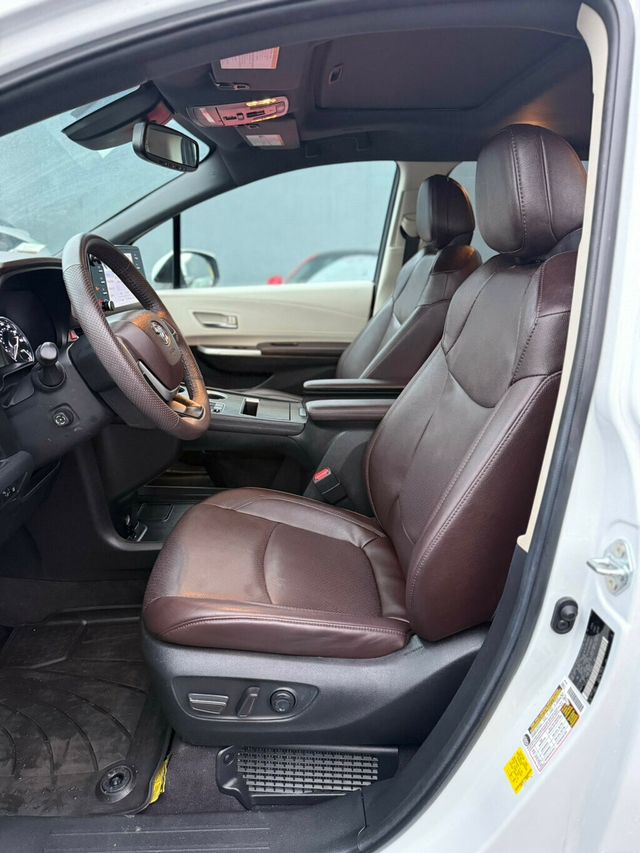 2024 Toyota Sienna Platinum FWD 7-Passenger - 22946809 - 6